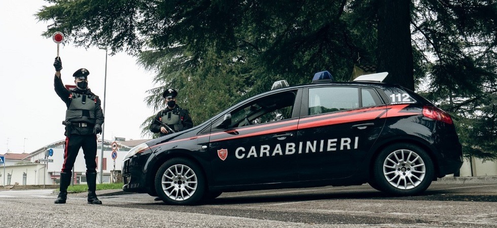 Litigano per il parcheggio ma il pensionato estrae un coltello e ferisce l’avversario: 40enne finisce all’ospedale